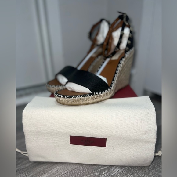 Double Rockstud Valentino Garavani Grainy Calfskin Wedge Sandal - NWT! 2023 - Picture 7 of 7